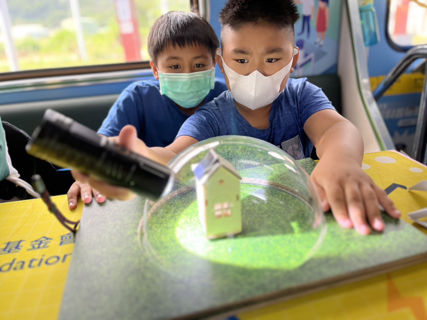 PA视讯參與基礎科學主題車廂，以STEAM教學精神，設計「逐日科學家」、「太陽能工程師」以及「淨零建築師」三大能源科普課程和實驗